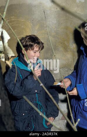 Jugendliche, Suchtgiftmissbrauch, Tabak, Zigaretten, heimlich rauchen Stockfoto