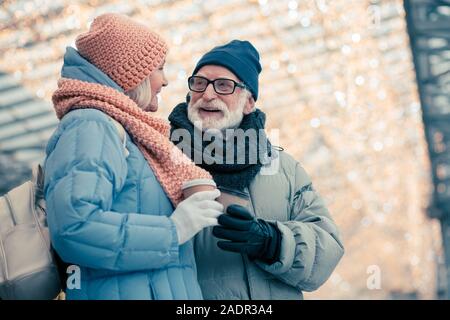 Schönes älteres Paar angenehmes Gespräch Stockfoto