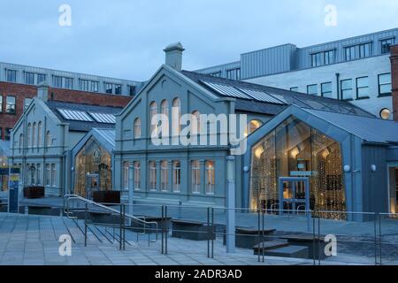 Weihnachten in Belfast. Weihnachten und Weihnachtsbeleuchtung im Titanic Hotel Titanic Quarter, Belfast, Nordirland. Stockfoto