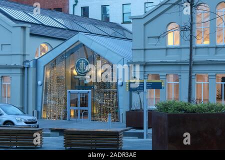 Weihnachten in Belfast. Weihnachten und Weihnachtsbeleuchtung im Titanic Hotel Titanic Quarter, Belfast, Nordirland. Stockfoto