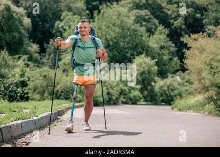 Positiver Mann Führende ein gesundes Leben, während mit einer Prothese Stockfoto