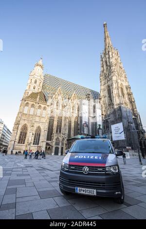 Wien, ÖSTERREICH - NOVEMBER 6, 2019: Österreichische Polizei Auto von der Bundespolizei, oder Polizei, Patrouillen und Bewachung Stephansplatz und die Domkirche ca Stockfoto