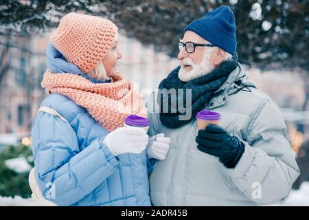 Alter Mann und Frau trinkt Kaffee im Freien im Winter zu gehen Stockfoto