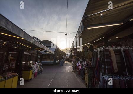 Wien, ÖSTERREICH - NOVEMBER 6, 2019: Main Gasse der Wien Naschmarkt mit Terrassen der Cafés und Restaurants und Läden voll von Einheimischen und Touristen. Ich Stockfoto