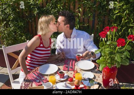 Das junge Paar frühstückt im Freien- ein junges Paar, das Frühstück im Freien Stockfoto
