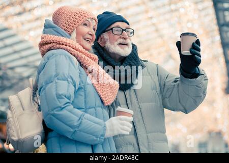 Zwei Rentner genießen Kaffee im Freien am Weihnachtstag Stockfoto