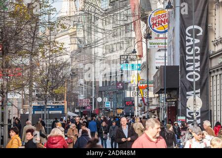 Wien, ÖSTERREICH - NOVEMBER 6, 2019: Panorama der Kärntner Straße mit Menschen in Geschäften einkaufen. Karntnerstrasse ist die Fußgängerzone o Stockfoto