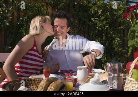 Das junge Paar frühstückt im Freien- ein junges Paar, das Frühstück im Freien Stockfoto