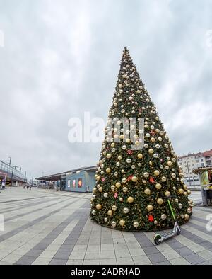 Wien, Österreich, 27. November 2019, grossen Weihnachtsbaum auf zur Höhe Südtiroler Platz der Hauptbahnhof der Stadt Stockfoto