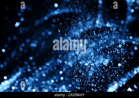 Splash blau funkelt auf schwarzem Hintergrund. Farbe des Jahres Konzept 2020. Stockfoto
