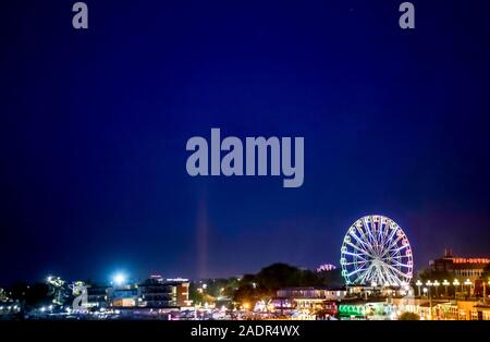 Amusement Park in der Nacht in die farbigen Lichter Stockfoto