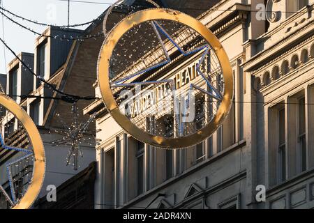 Weihnachtsbeleuchtung Dekoration entlang dem Strand Stockfoto