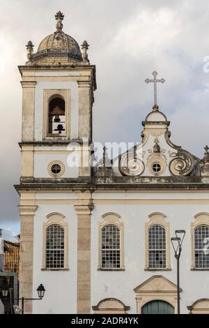 Blick auf die schönen alten kolonialen Kirche im historischen Zentrum von Salvador, Bahia, Brasilien Stockfoto