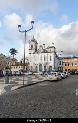 Schöne Aussicht auf die koloniale Kirche und Gebäude im historischen Zentrum von Salvador, Bahia, Brasilien Stockfoto