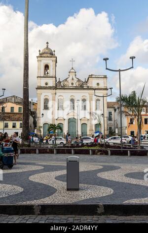 Schöne Aussicht auf die koloniale Kirche und Gebäude im historischen Zentrum von Salvador, Bahia, Brasilien Stockfoto