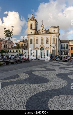 Schöne Aussicht auf die koloniale Kirche und Gebäude im historischen Zentrum von Salvador, Bahia, Brasilien Stockfoto