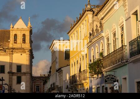 Wunderschöne Aussicht auf farbenfrohe Gebäude und Häuser im historischen Zentrum von Salvador, Bahia, Brasilien Stockfoto