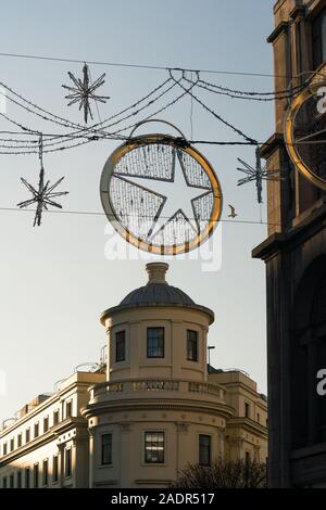 Weihnachtsbeleuchtung Dekoration entlang dem Strand Stockfoto