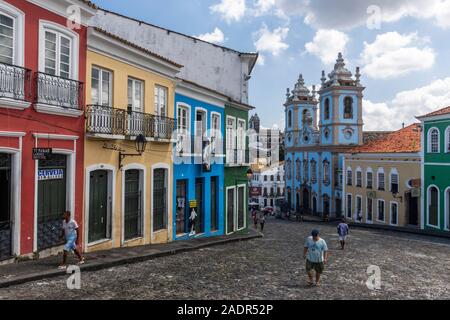 Schöne Aussicht auf die koloniale Kirche und Gebäude im historischen Zentrum von Salvador, Bahia, Brasilien Stockfoto