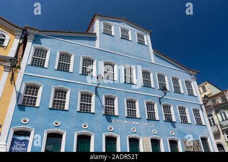 Wunderschöne Aussicht auf farbenfrohe Gebäude und Häuser im historischen Zentrum von Salvador, Bahia, Brasilien Stockfoto