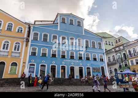 Wunderschöne Aussicht auf farbenfrohe Gebäude und Häuser im historischen Zentrum von Salvador, Bahia, Brasilien Stockfoto