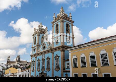 Schöne Aussicht auf die koloniale Kirche und Gebäude im historischen Zentrum von Salvador, Bahia, Brasilien Stockfoto