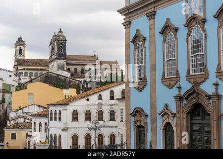 Schöne Aussicht auf die koloniale Kirche und Gebäude im historischen Zentrum von Salvador, Bahia, Brasilien Stockfoto