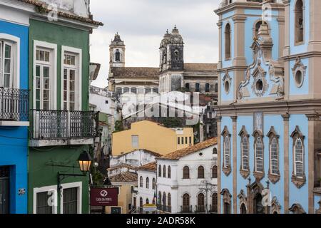 Schöne Aussicht auf die koloniale Kirche und Gebäude im historischen Zentrum von Salvador, Bahia, Brasilien Stockfoto