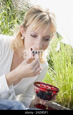 Mädchen mit Beeren - Mädchen mit Beeren Stockfoto