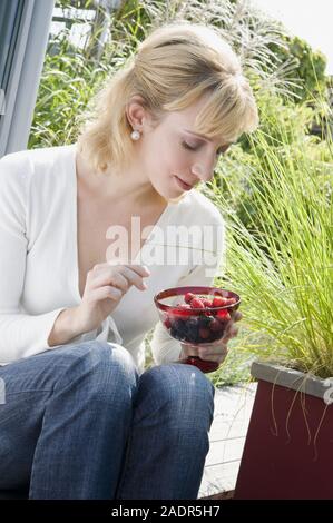 Mädchen mit Beeren - Mädchen mit Beeren Stockfoto