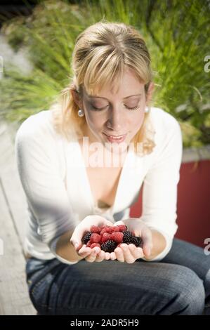 Mädchen mit Beeren - Mädchen mit Beeren Stockfoto