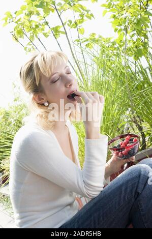 Mädchen mit Beeren - Mädchen mit Beeren Stockfoto