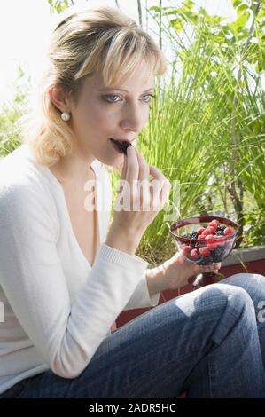 Mädchen mit Beeren - Mädchen mit Beeren Stockfoto