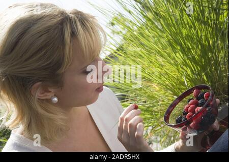 Mädchen mit Beeren - Mädchen mit Beeren Stockfoto