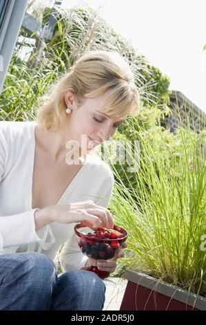 Mädchen mit Beeren - Mädchen mit Beeren Stockfoto