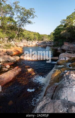 Schönen dunklen Wasser Wasserfall auf Rocky River, Chapada Diamantina, Bahia, Brasilien Stockfoto