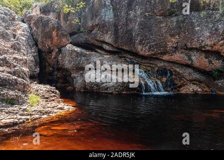 Schönen dunklen Wasser Wasserfall auf Rocky River, Chapada Diamantina, Bahia, Brasilien Stockfoto