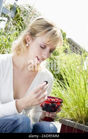 Mädchen mit Beeren - Mädchen mit Beeren Stockfoto