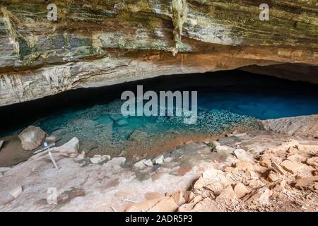 Schöne Aussicht auf die natürlichen blauen Wasser Fluss in felsige Höhle, Chapada Diamantina, Bahia, Brasilien Stockfoto