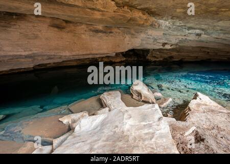 Schöne Aussicht auf die natürlichen blauen Wasser Fluss in felsige Höhle, Chapada Diamantina, Bahia, Brasilien Stockfoto