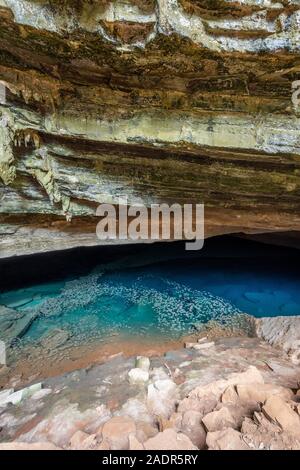 Schöne Aussicht auf die natürlichen blauen Wasser Fluss in felsige Höhle, Chapada Diamantina, Bahia, Brasilien Stockfoto