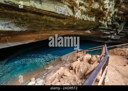 Schöne Aussicht auf die natürlichen blauen Wasser Fluss in felsige Höhle, Chapada Diamantina, Bahia, Brasilien Stockfoto