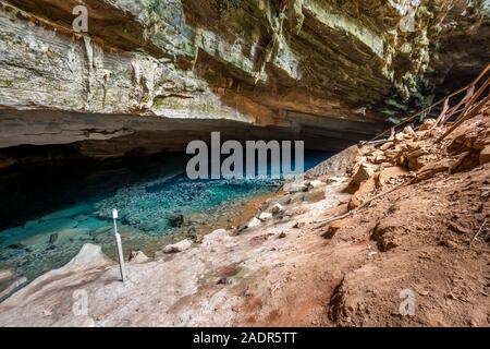 Schöne Aussicht auf die natürlichen blauen Wasser Fluss in felsige Höhle, Chapada Diamantina, Bahia, Brasilien Stockfoto