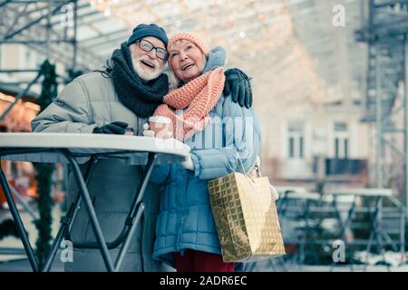 Gerne Rentner trinken Kaffee nach dem Einkaufen auf Weihnachten Stockfoto