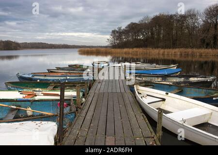 Hantieren in Boote ... Moore neben der Promenade Stockfoto