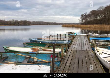 Hantieren in Boote ... Moore neben der Promenade Stockfoto