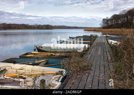 Hantieren in Boote ... Moore neben der Promenade Stockfoto