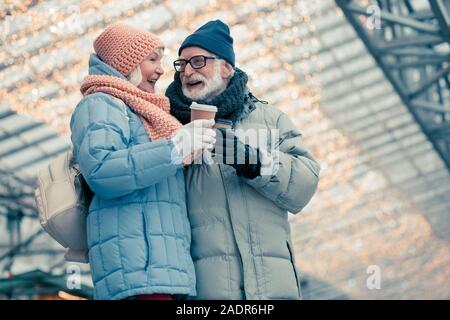 Gerne Rentner mit Kaffee am Weihnachtstag im Freien Stockfoto