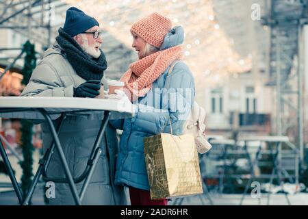 Emotionale Rentner reden im Freien in der Nähe des runden Tisch Stockfoto