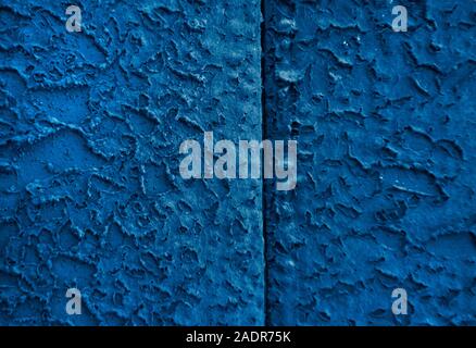 Classic blau Hintergrund. Farbe des Jahres 2020. Alte, gesprungene Classic blau Farbe mettalic Hintergrund. Risse im Lack auf einem alten metallische Oberfläche. Stockfoto